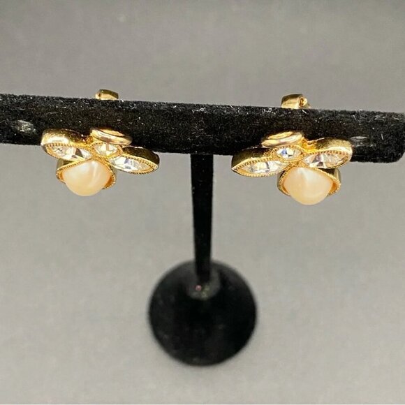 Avon Vintage Angel Pearl and Gold Tone Clip On Earrings - Picture 6 of 11